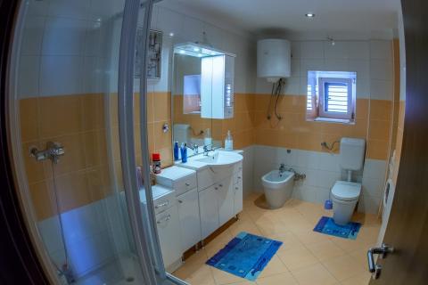 KARLOBAG-kuća s ugostiteljskim objektom i dva stana