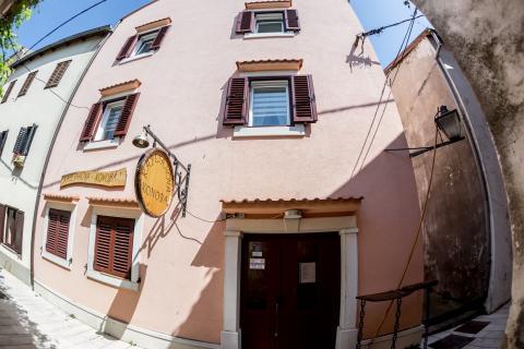 KARLOBAG-kuća s ugostiteljskim objektom i dva stana