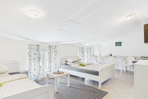 Crikvenica, centar - tri stana 200 metara od mora