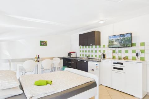 Crikvenica, centar - tri stana 200 metara od mora