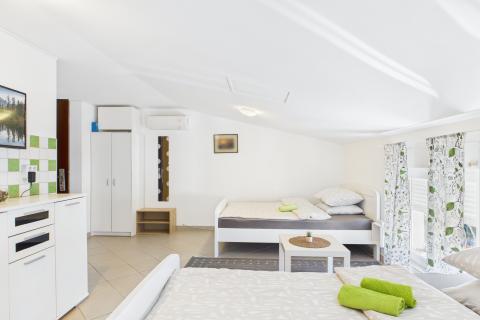 Crikvenica, centar - tri stana 200 metara od mora