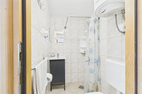 Crikvenica, centar - tri stana 200 metara od mora