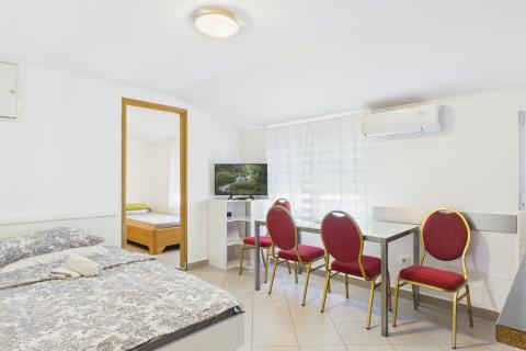 Crikvenica, centar - tri stana 200 metara od mora