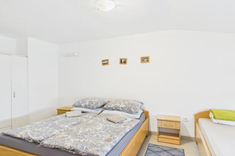 Crikvenica, centar - tri stana 200 metara od mora