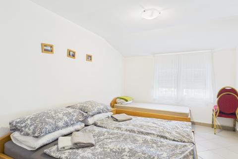 Crikvenica, centar - tri stana 200 metara od mora