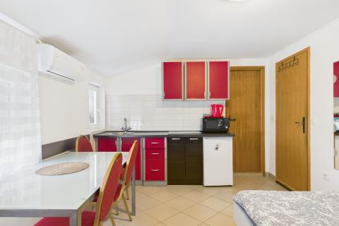 Crikvenica, centar - tri stana 200 metara od mora