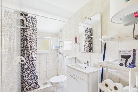 Crikvenica, centar - tri stana 200 metara od mora