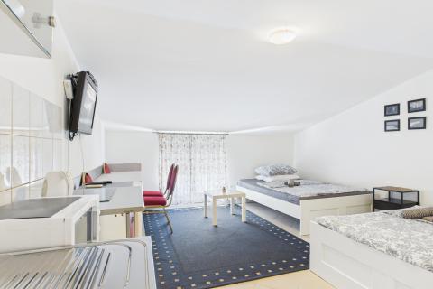 Crikvenica, centar - tri stana 200 metara od mora