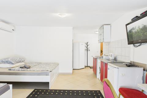 Crikvenica, centar - tri stana 200 metara od mora