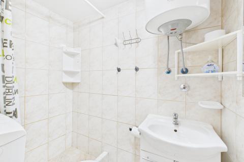 Crikvenica, centar - tri stana 200 metara od mora