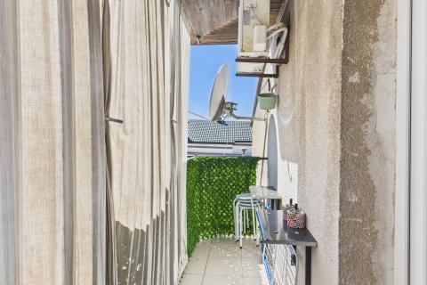 Crikvenica, centar - tri stana 200 metara od mora