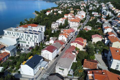 Crikvenica, centar - tri stana 200 metara od mora