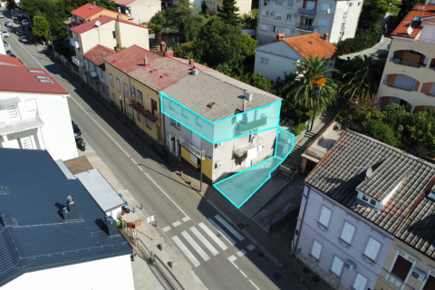 Crikvenica, centar - tri stana 200 metara od mora