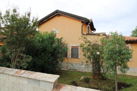 Istra, Višnjan, samostojeća kuća s okućnicom