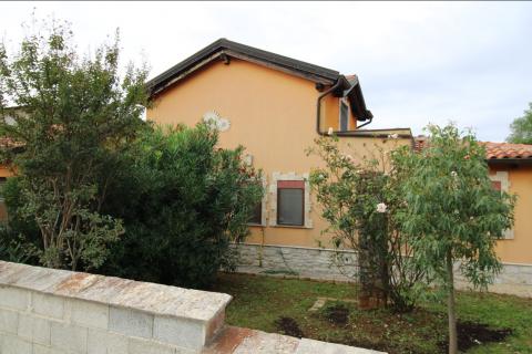 Istra, Višnjan, samostojeća kuća s okućnicom