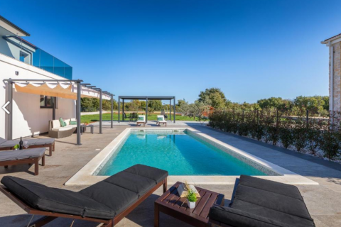 Istra,Krnica-kuća s bazenom i velikom okućnicom-najam