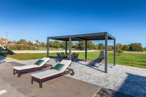 Istra,Krnica-kuća s bazenom i velikom okućnicom-najam