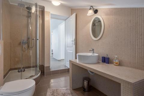 Bribir- kuća sa 3 stana i bazenom