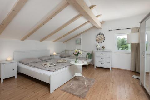 Bribir- kuća sa 3 stana i bazenom