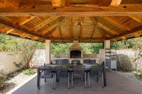 Bribir- kuća sa 3 stana i bazenom