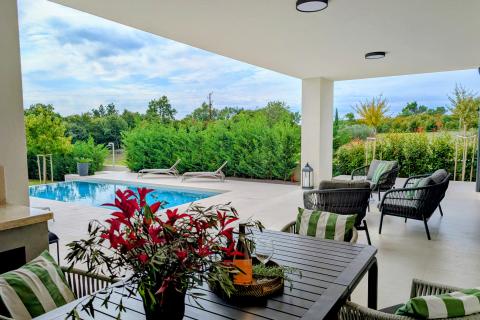 Rovinj, okolica - nova kuća 291 m2 s preljevnim bazenom na okućnici od 1180m2 