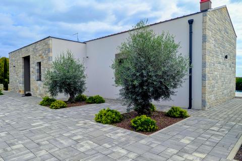 Rovinj, okolica - nova kuća 291 m2 s preljevnim bazenom na okućnici od 1180m2 