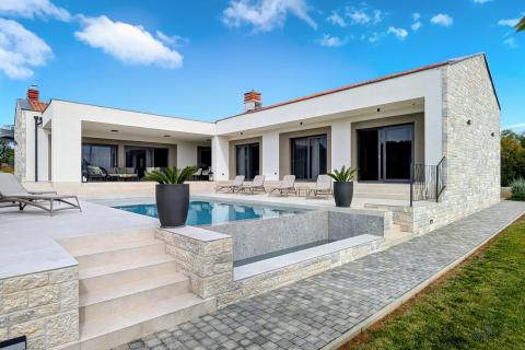 Rovinj, okolica - nova kuća 291 m2 s preljevnim bazenom na okućnici od 1180m2 