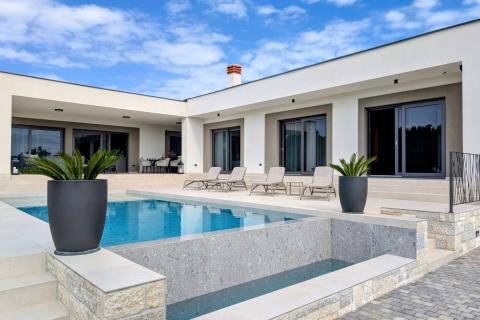 Rovinj, okolica - nova kuća 291 m2 s preljevnim bazenom na okućnici od 1180m2 