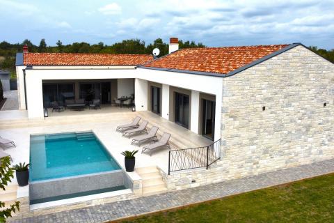 Rovinj, okolica - nova kuća 291 m2 s preljevnim bazenom na okućnici od 1180m2 