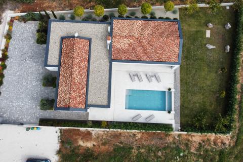 Rovinj, okolica - nova kuća 291 m2 s preljevnim bazenom na okućnici od 1180m2 