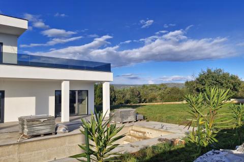 Istra, Rakalj- moderna vila s bazenom i pogledom na more