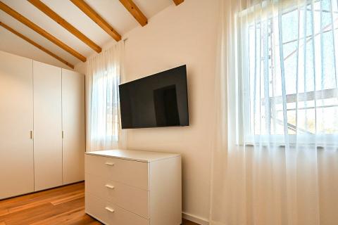 Istra,Novigrad-Adaptirana kuća s vrtom i pogledom na more