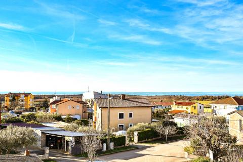 Istra,Novigrad-Adaptirana kuća s vrtom i pogledom na more