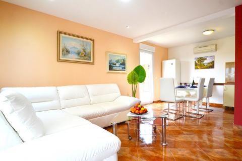 Istra, Rovinj, 9km, prizemnica s bazenom na 490 m2 okućnice