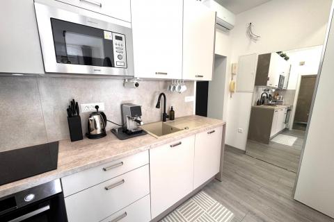 Rijeka- novouređen stan za najam, 6 radnika