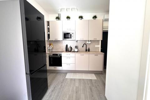 Rijeka- novouređen stan za najam, 6 radnika