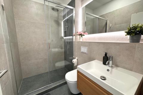 Rijeka- novouređen stan za najam, 6 radnika