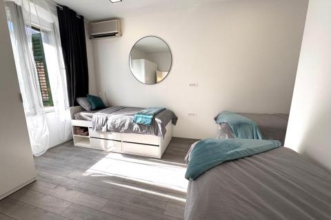 Rijeka- novouređen stan za najam, 6 radnika