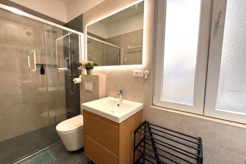 Rijeka- novouređen stan za najam, 6 radnika