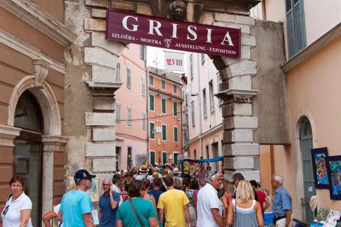 Rovinj – Haus mit 2 Wohnungen und Geschäftsräumen in der Straße Grisia.