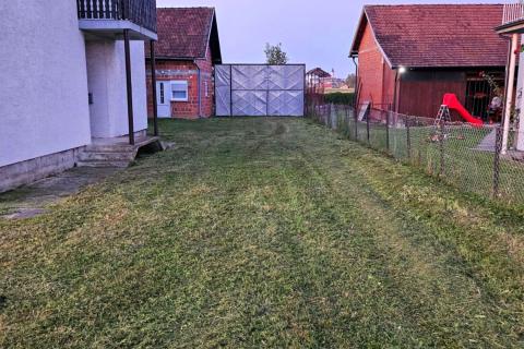 Ivanić-Grad, Kloštar Ivanić, obiteljska kuća, polu-adaptirana