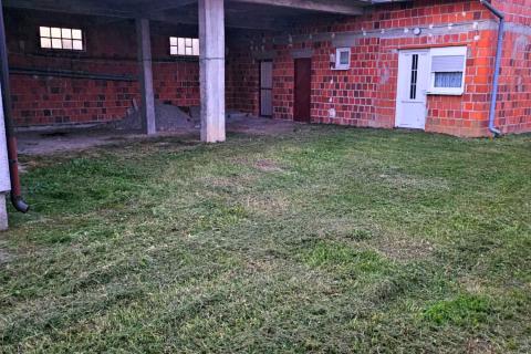 Ivanić-Grad, Kloštar Ivanić, obiteljska kuća, polu-adaptirana