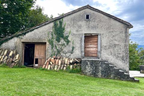 Kastav, Spinčići, autohtona kamena kuća za adaptaciju, zemljište od 858 m2, blizina Opatije