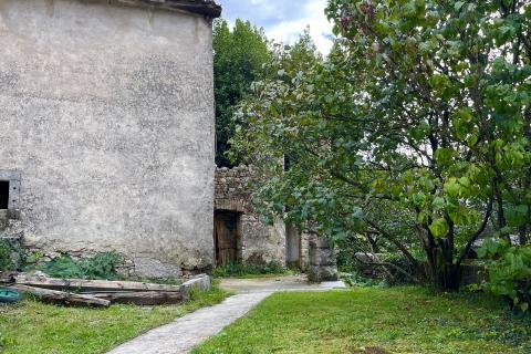 Kastav, Spinčići, autohtona kamena kuća za adaptaciju, zemljište od 858 m2, blizina Opatije