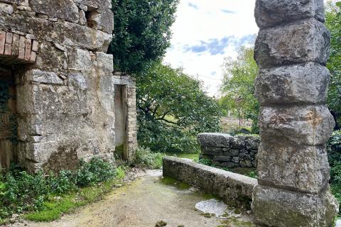 Kastav, Spinčići, autohtona kamena kuća za adaptaciju, zemljište od 858 m2, blizina Opatije