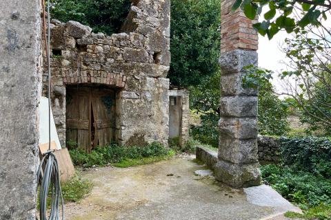 Kastav, Spinčići, autohtona kamena kuća za adaptaciju, zemljište od 858 m2, blizina Opatije