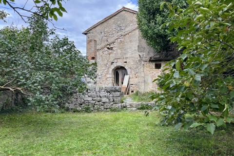 Kastav, Spinčići, autohtona kamena kuća za adaptaciju, zemljište od 858 m2, blizina Opatije