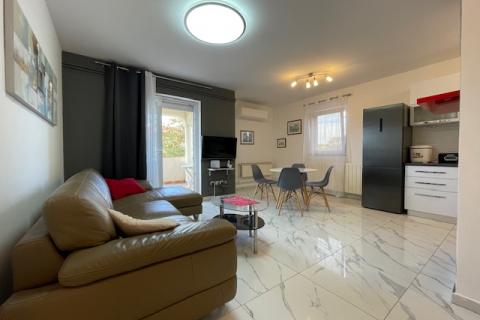 Otok Krk, Grad Krk-Ugodan, sunčan stan s pogledom na more 