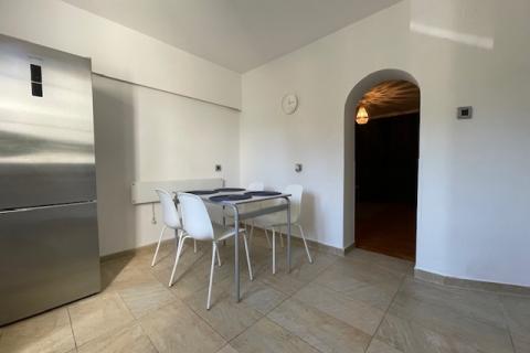 Otok Krk,Punat-obiteljska kuća s velikom okućnicom,pogled,blizina mora