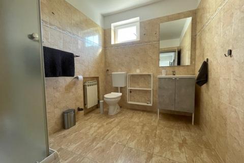 Otok Krk,Punat-obiteljska kuća s velikom okućnicom,pogled,blizina mora